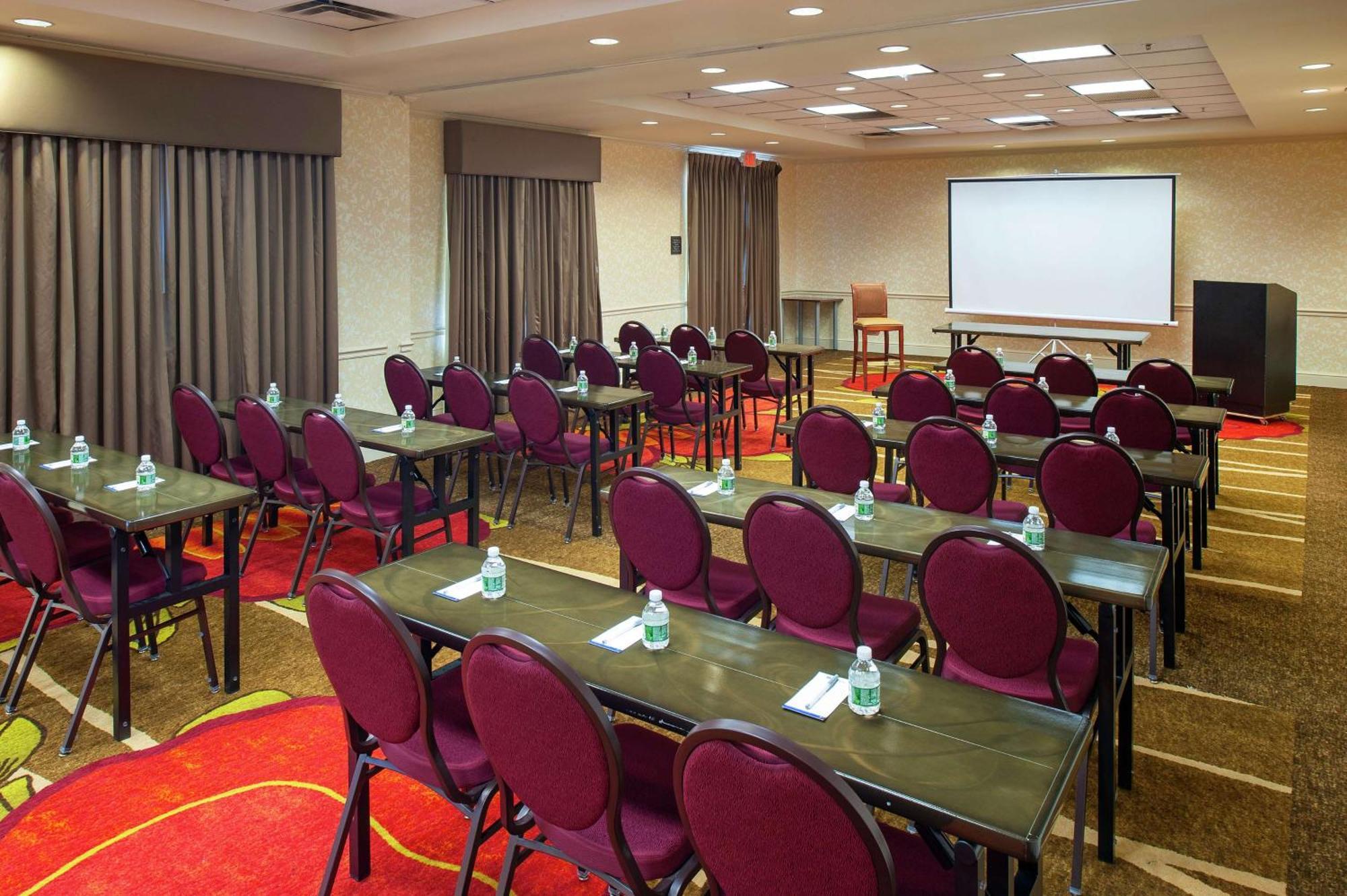 Hilton Garden Inn Allentown Bethlehem Airport Exterior photo